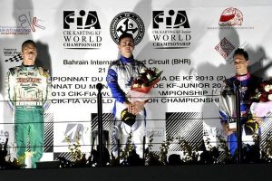 The winner of the KF final, Tom Joyner (GB), celebrates on the podium of Sakhir, in Bahrain. On his right is the runner-up Karol Basz (PL) and on the other side is Armand Convers (F), third (press.net Images)