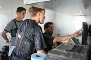 Aluminos’ George Tavares looking at data with drivers after an on-track session (Photo: dromophotos.com)