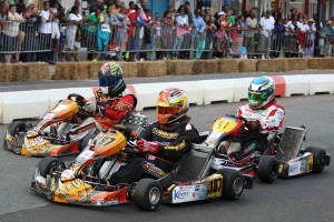Brandon Franks, Scott Barnes and Stephen Corrado battle for the lead in front of a packed fence line of spectators (Photo: Al Seymour - BKC)